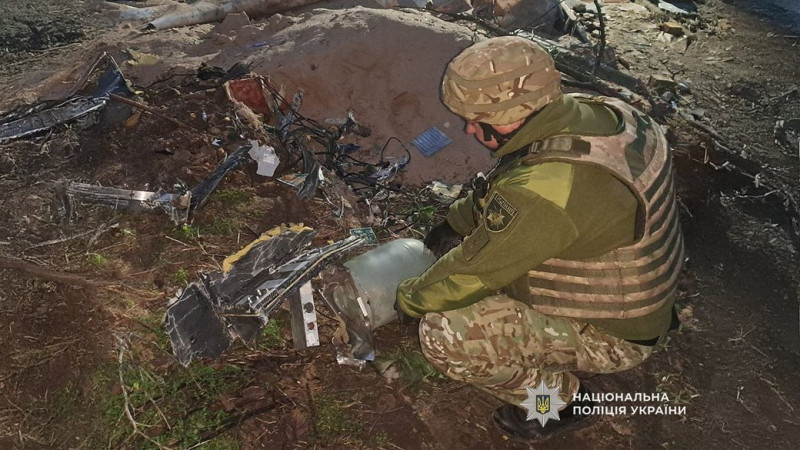 На приватному подвір'ї у Чернігові, куди впав російський БпЛА, знайшли 50-кілограмову бойову частину, яка не здетонувала