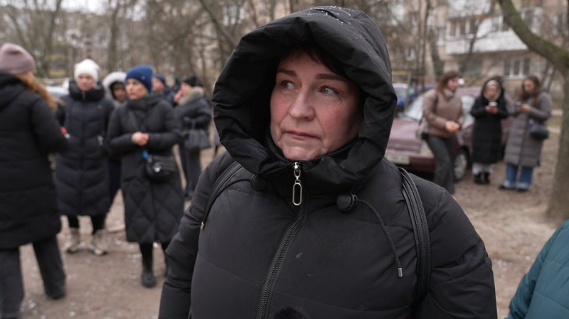 "З будинку виносили закривавлених людей": що розповідають очевидці про влучання БпЛА у багатоповерхівку в Чернігові