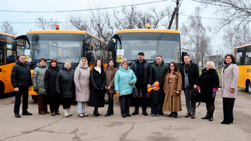 Нові шкільні автобуси отримали шість громад на Чернігівщині