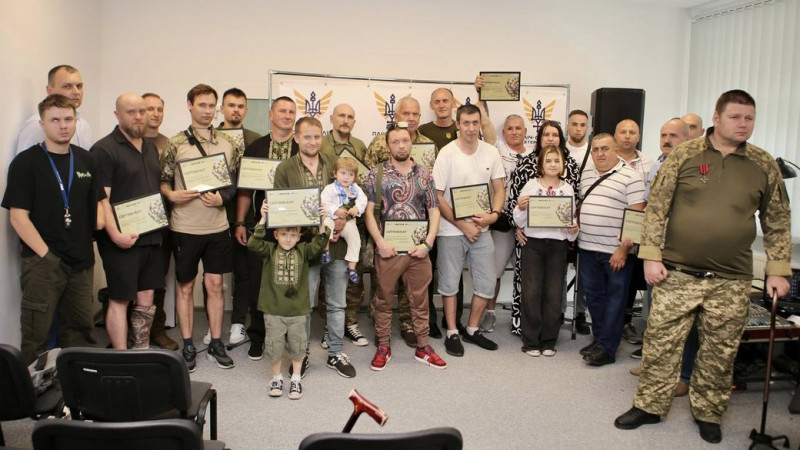 "Це своє житло": у Чернігові ветеранам війни вручили сертифікати на житло