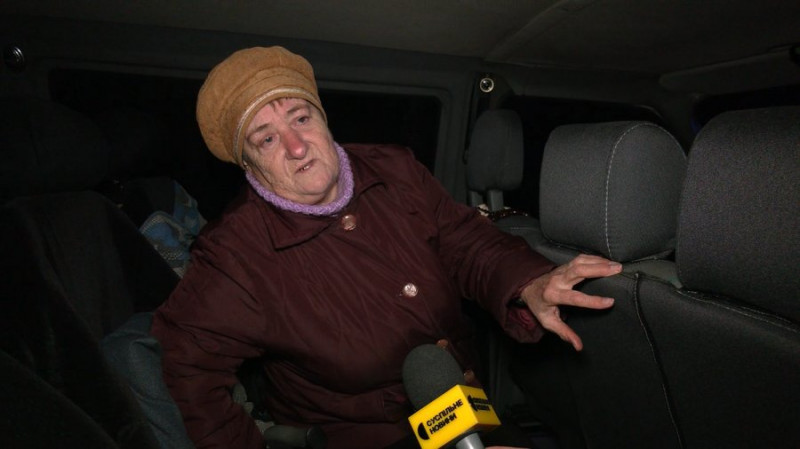 Виносять згорілі речі та розбирають стіни: у Киїнці біля Чернігова розбирають завали будинку, в який влучив БпЛА