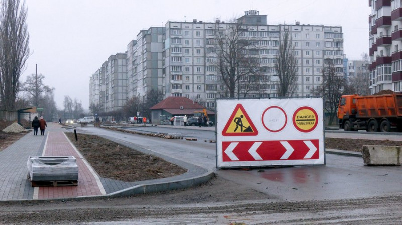 Люди скаржаться на бруд та незручності: коли закінчать ремонт доріг на Коцюбинського та Єськова у Чернігові