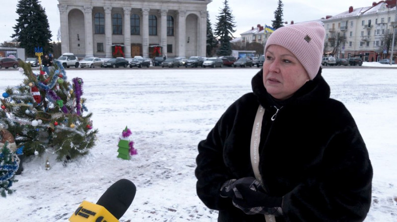 Символізує стійкість: чернігівці власноруч встановили ялинку на центральній площі міста