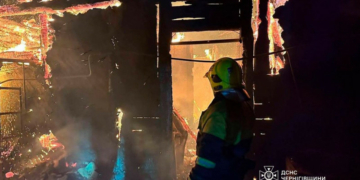 Жінка зазнала опіків 15% тіла, чоловік — 21%: на Чернігівщині через пожежу жилого будинку госпіталізували двох людей