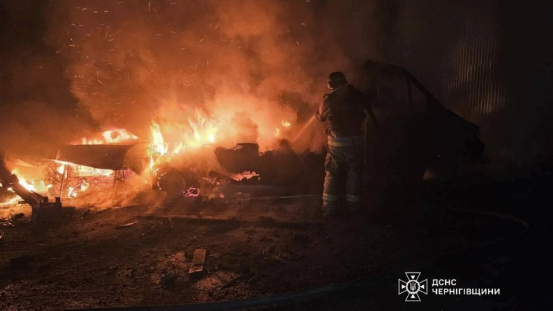 Згоріли чотири автівки, ще шість — пошкоджені: подробиці атаки РФ по Прилуках на Чернігівщині