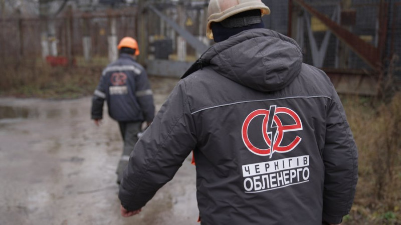 "Побачили дрон уже над головами": до роботи повернулись енергетики, яких РФ атакувала безпілотниками на Чернігівщині