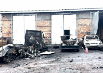 Згоріли чотири автівки, ще шість — пошкоджені: подробиці атаки РФ по Прилуках на Чернігівщині