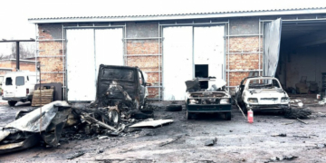 Згоріли чотири автівки, ще шість — пошкоджені: подробиці атаки РФ по Прилуках на Чернігівщині