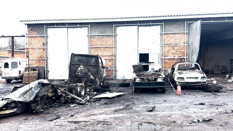 Згоріли чотири автівки, ще шість — пошкоджені: подробиці атаки РФ по Прилуках на Чернігівщині