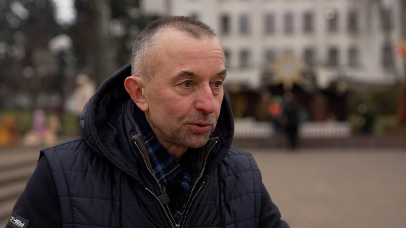 Символізує стійкість: чернігівці власноруч встановили ялинку на центральній площі міста