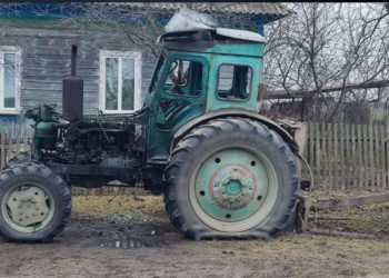 Пошкоджена сільгосптехніка: росіяни FPV-дроном атакували село Іванівка Семенівської громади