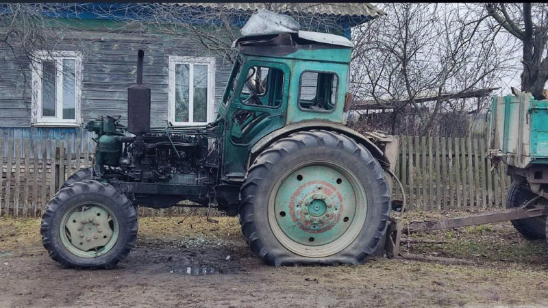 Пошкоджена сільгосптехніка: росіяни FPV-дроном атакували село Іванівка Семенівської громади