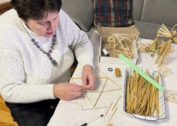 «Солома дає велику енергетику»: як жінка з Чернігівщини виготовляє різдвяних «павуків» із соломи