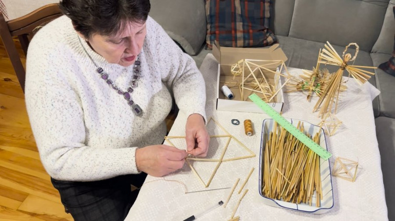 "Солома дає велику енергетику": як жінка з Чернігівщини виготовляє різдвяних "павуків" із соломи