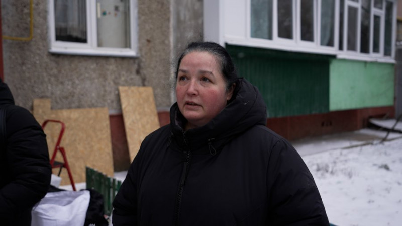 "Стеля може будь-якої секунди впасти": як мешканці будинку в Чернігові, куди влучив БпЛА, забирають уціліле із квартир