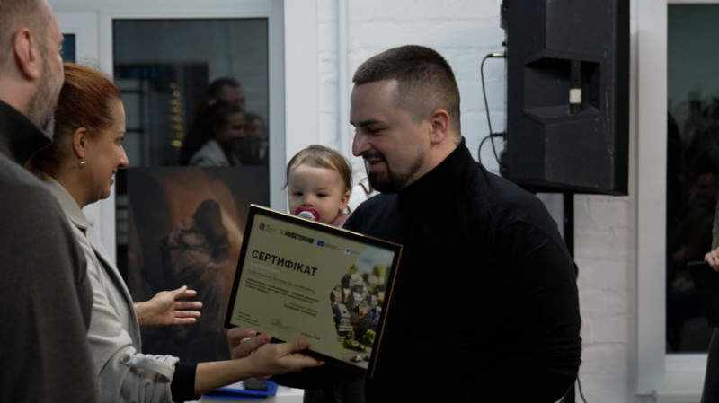 "Це своє житло": у Чернігові ветеранам війни вручили сертифікати на житло