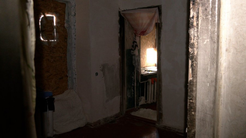 1,5 місяця відтирали стіни від кіптяви та мають проблеми з компенсацією: як жителі Ніжина відновлюють житло після атаки