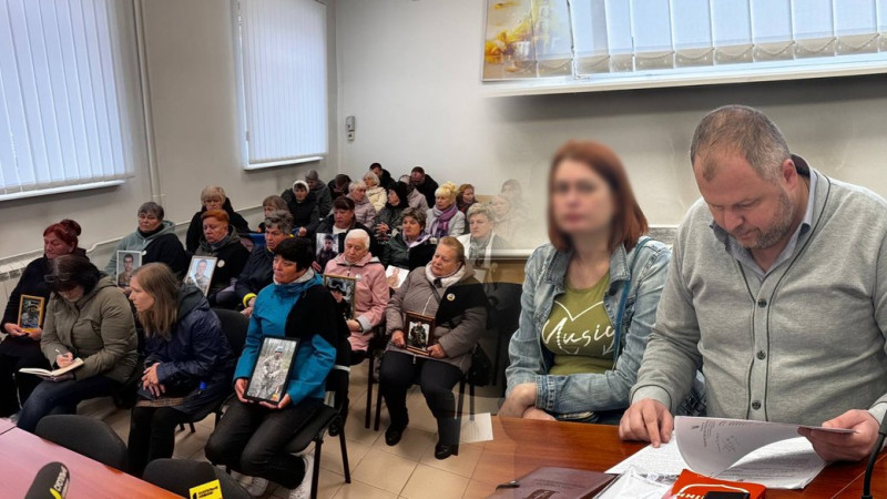 Колишній секретарці суду в Чернігові, яку підозрюють у пособництві та виправдовуванні РФ, продовжили запобіжний захід