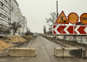 Частину дороги на вулиці Курсанта Єськова у Чернігові перекривають та змінюють рух двох автобусних маршрутів