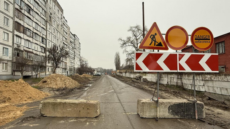 Частину дороги на вулиці Курсанта Єськова у Чернігові перекривають та змінюють рух двох автобусних маршрутів