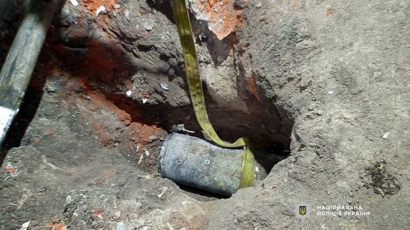 На Чернігівщині вибухотехніки знешкодили нерозірвану бойову частину ракети, яку виявили на подвір’ї приватного будинку