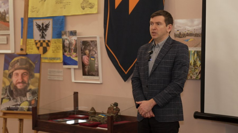 Чернігівському музею передали частину списа часів Русі, яку знайшов на фронті військовий Олександр Урванцев