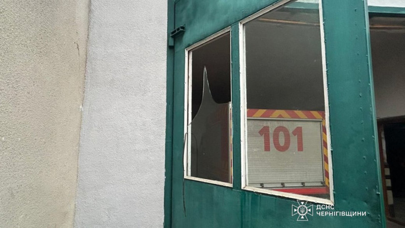 У Новгороді-Сіверському також пошкоджені підрозділ ДСНС та адмінбудівля через атаку російських БпЛА