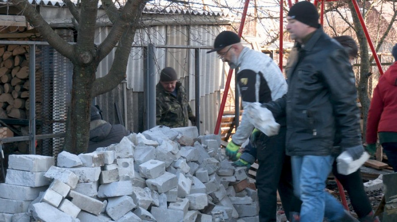 Виносять згорілі речі та розбирають стіни: у Киїнці біля Чернігова розбирають завали будинку, в який влучив БпЛА