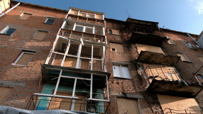 1,5 місяця відтирали стіни від кіптяви та мають проблеми з компенсацією: як жителі Ніжина відновлюють житло після атаки