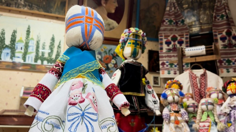 "Знайшла заняття, що лікує душу": понад 150 ляльок-мотанок за сім років виготовила Світлана Мажуга з Чернігівщини