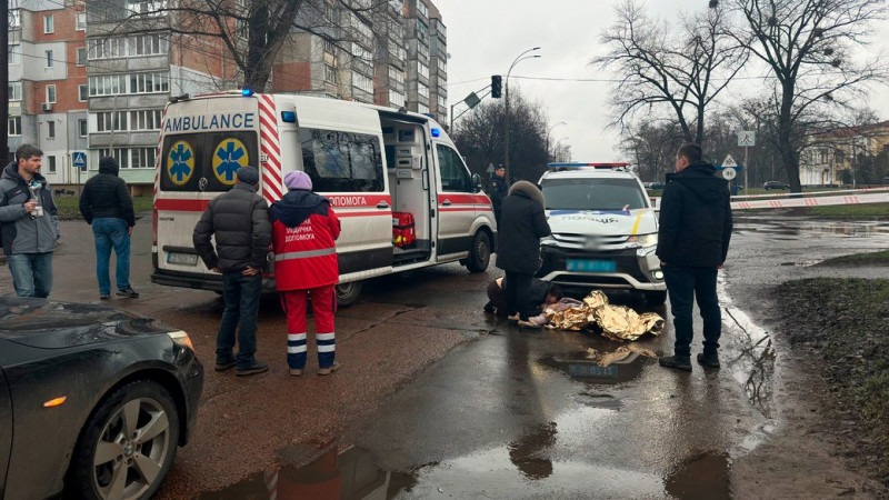 Поліцейську, яка за кермом службового автомобіля на смерть збила дитину у Прилуках на Чернігівщині, затримали