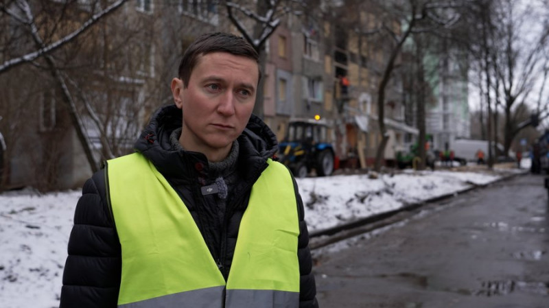 "Стеля може будь-якої секунди впасти": як мешканці будинку в Чернігові, куди влучив БпЛА, забирають уціліле із квартир