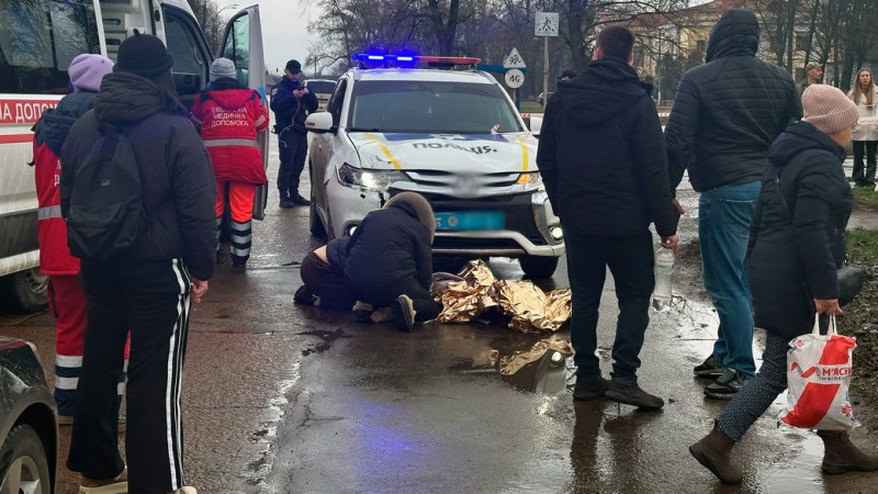 Поліцейську, яка за кермом службового автомобіля на смерть збила дитину у Прилуках на Чернігівщині, затримали