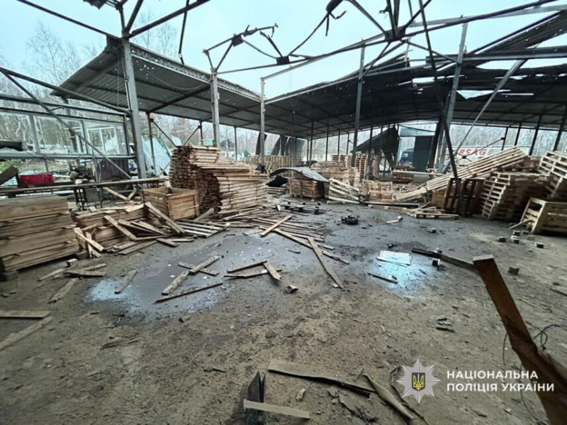 Армія рф вдарила по підприємству на Чернігівщині: двоє працівників зазнали поранень (Фото)