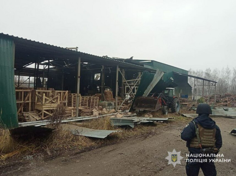 Армія рф вдарила по підприємству на Чернігівщині: двоє працівників зазнали поранень (Фото)