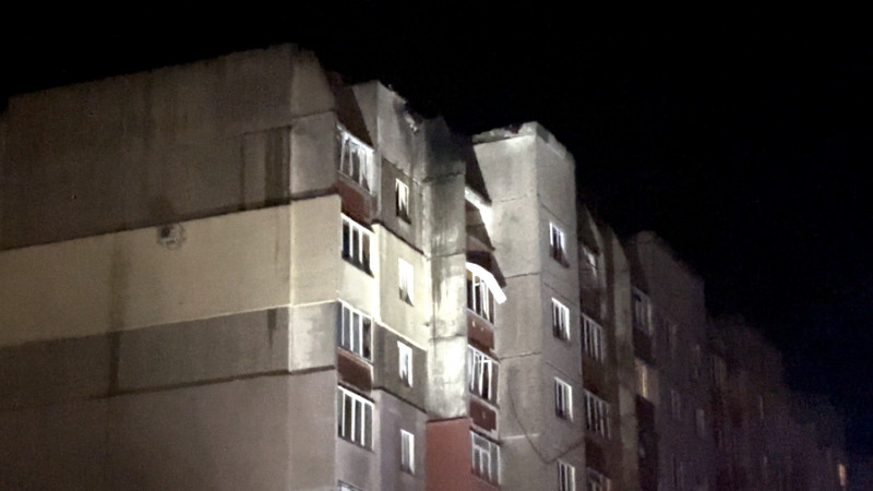 Російський БпЛА влучив у багатоповерхівку в Чернігові
