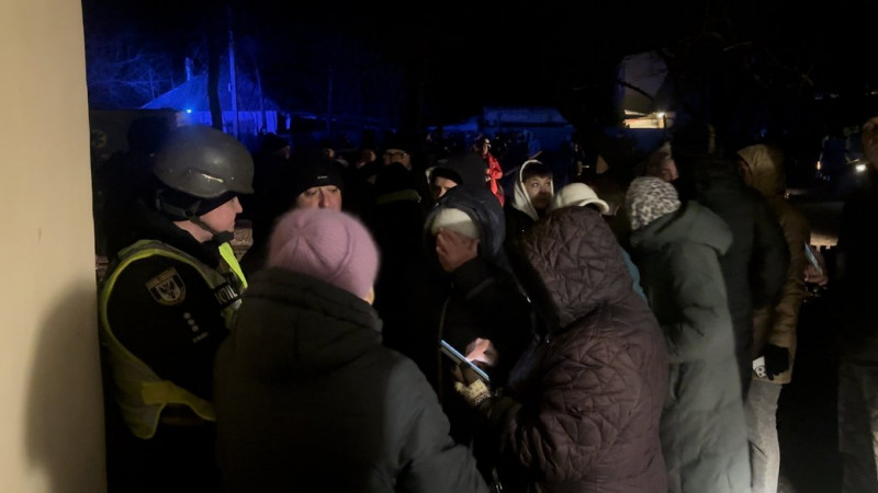 Хвору та лежачу жінку евакуювали до Чернігівської міської лікарні №2 після влучання БпЛА у багатоповерхівку