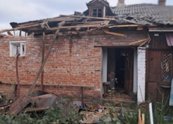 Внаслідок влучання FPV-дрона в жилий будинок у Семенівці на Чернігівщині, поранень зазнала пенсіонерка Внаслідок влучання FPV-дрона в жилий будинок у Семенівці на Чернігівщині, поранень зазнала пенсіонерка