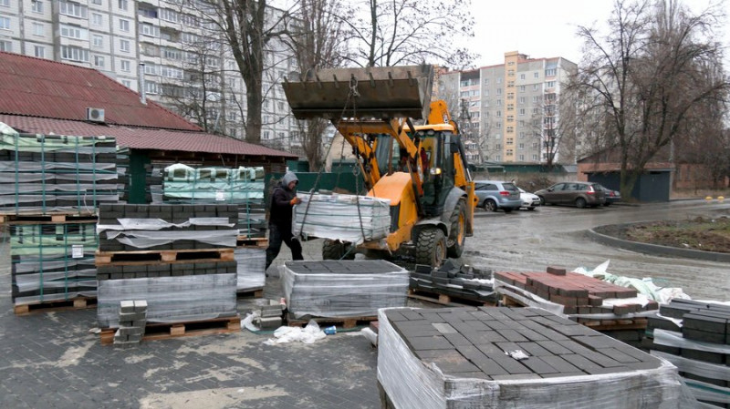 Люди скаржаться на бруд та незручності: коли закінчать ремонт доріг на Коцюбинського та Єськова у Чернігові