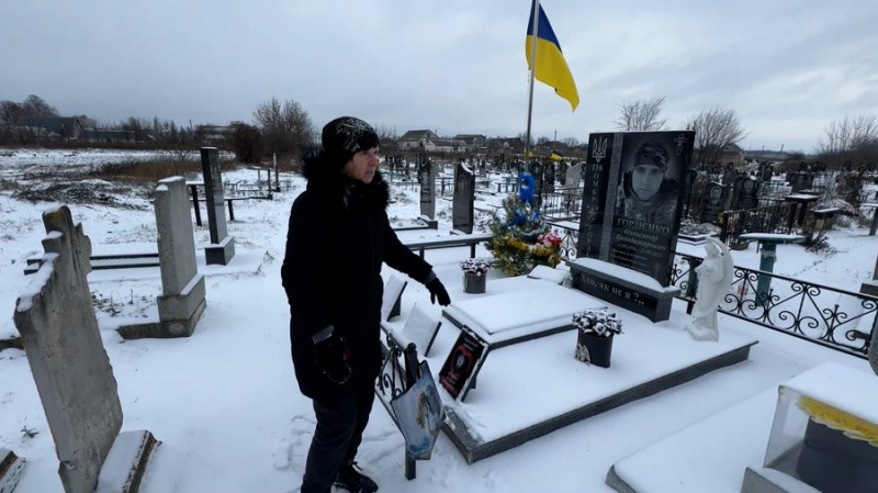 Не пам'ятає своє ім'я, а провину не визнає: на Чернігівщині судять жінку за наругу над могилами захисників України