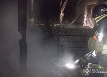 Горіла господарча будівля: російські БпЛА атакували селище Березна, що у Чернігівському районі