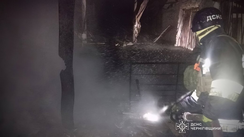 Горіла господарча будівля: російські БпЛА атакували селище Березна, що у Чернігівському районі