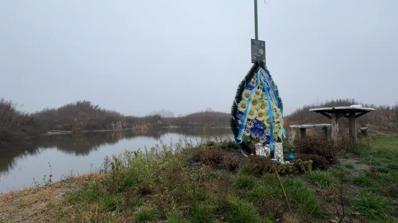 На місці загибелі українського пілота Дениса Кирилюка на Чернігівщині утворилося озеро