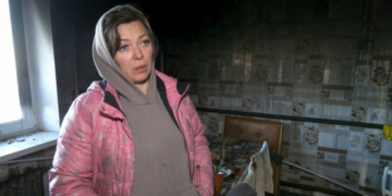 Виносять згорілі речі та розбирають стіни: у Киїнці біля Чернігова розбирають завали будинку, в який влучив БпЛА