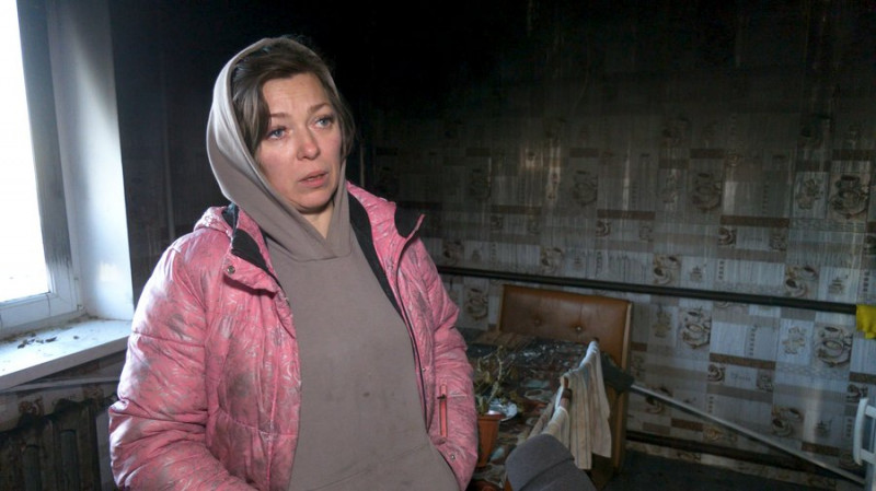 Виносять згорілі речі та розбирають стіни: у Киїнці біля Чернігова розбирають завали будинку, в який влучив БпЛА