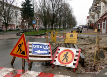 Люди скаржаться на бруд та незручності: коли закінчать ремонт доріг на Коцюбинського та Єськова у Чернігові