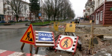 Люди скаржаться на бруд та незручності: коли закінчать ремонт доріг на Коцюбинського та Єськова у Чернігові