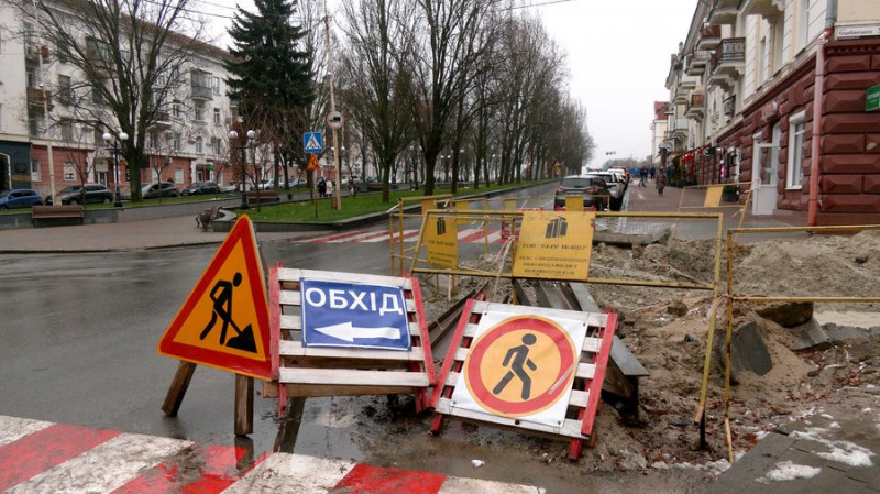 Люди скаржаться на бруд та незручності: коли закінчать ремонт доріг на Коцюбинського та Єськова у Чернігові