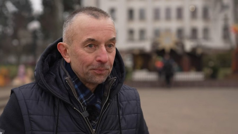 Ковзанка поламана, а головна ялинка перебуває у мішках: як зберігають ілюмінацію та святкові прикраси у Чернігові