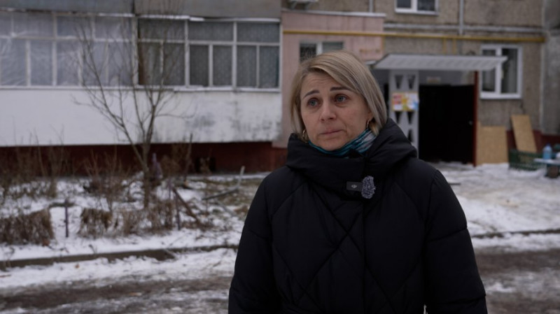 "Стеля може будь-якої секунди впасти": як мешканці будинку в Чернігові, куди влучив БпЛА, забирають уціліле із квартир